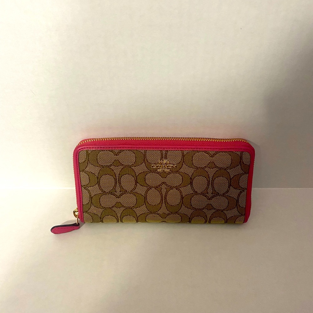 Couch outline signature large zip wallet